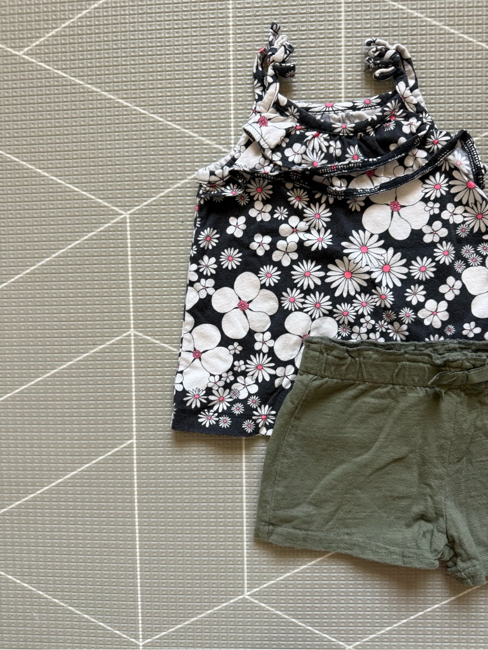 Carters|Baby Girl matching set,Floral Tank Top & Olive Shorts,boho comfy•••12M